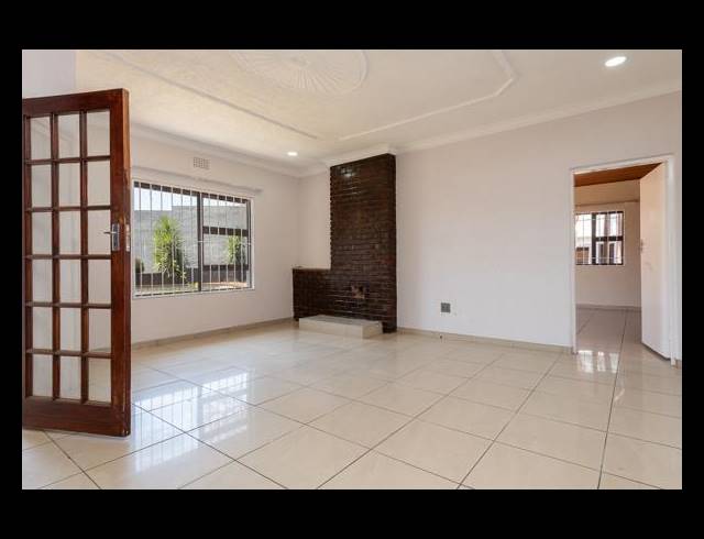 6 BEDROOM HOUSE FOR SALE IN GLENVISTA